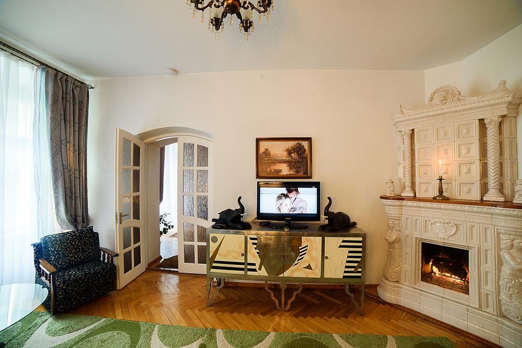 Apartments With Fireplace On Rynok Square Львов Экстерьер фото